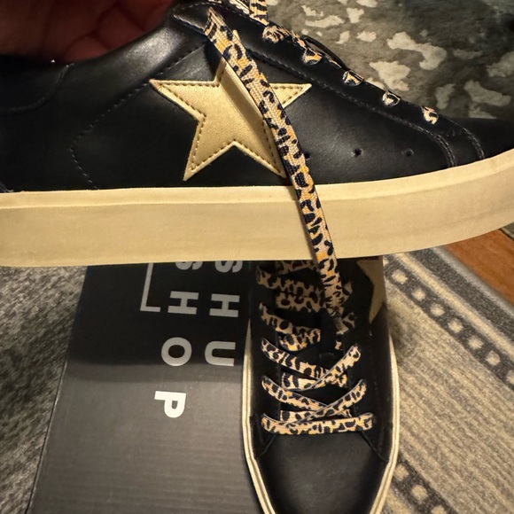 Stylish Black and Gold Women's Sneakers - Picture 4 of 9